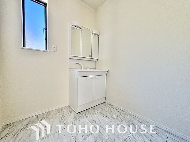 身だしなみのチェックがしやすい大きな鏡、下には収納がたっぷり。スッキリとした空間を演出いたします。