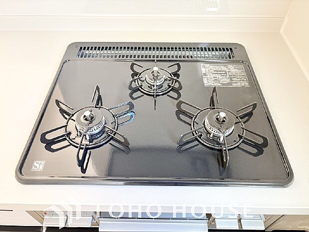 見た目に美しくインテリア性にも優れお掃除も簡単。3口コンロで忙しくても同時に調理で便利ですね。