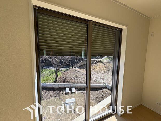 戸建にも防犯機能のシャッターを完備しております。寒い冬でも中からの開閉が可能です。