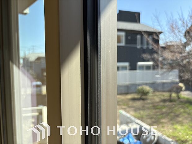 居室のサッシにはペアガラスを採用、高い断熱性による省エネと結露対策に有効です。