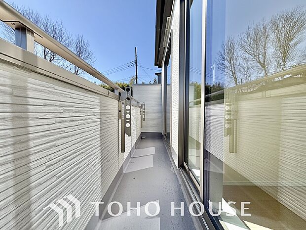 頬をなでる優しい風を感じることが出来るバルコニー。つい深呼吸をしたくなる気持ちの良い眺望です。