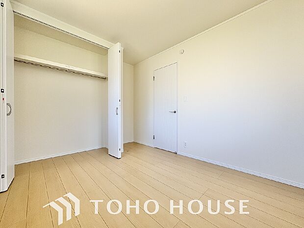 居室にはクローゼットを完備し、自由度の高い家具の配置が叶うシンプルな空間です。