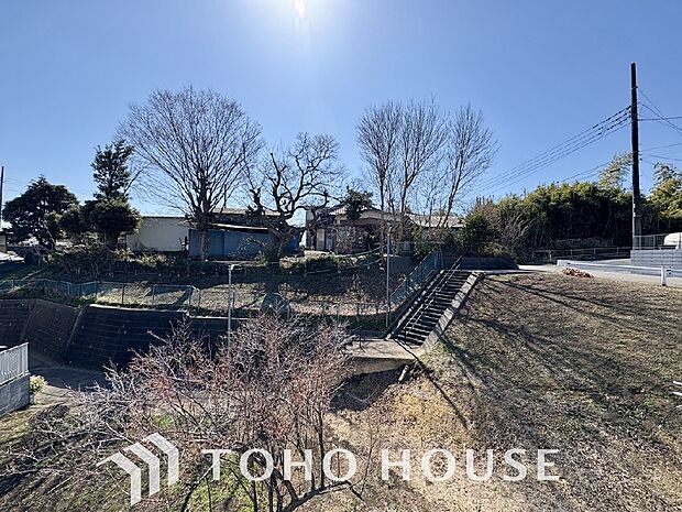 星空が地上に映りこむかのような夜景のきらめきまで、この街ならではの美しい風景の物語が室内に展開。