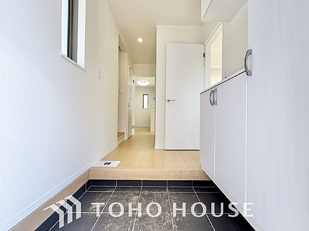 毎日みんなを見送り、そして迎え入れる場所だから。帰りたくなる家をテーマに設計した、自慢の玄関です。