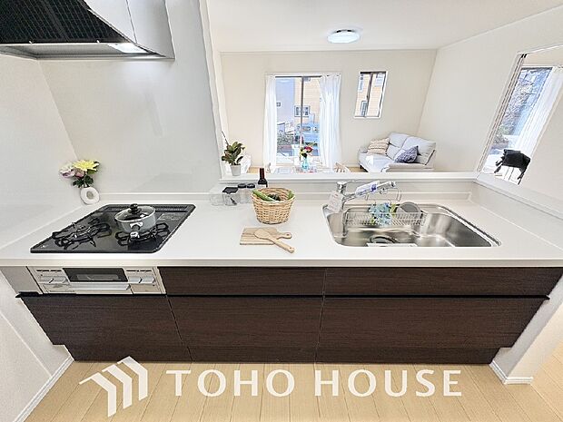 充実した収納スペースを搭載したシステムキッチンは、日々の家事がはかどります。