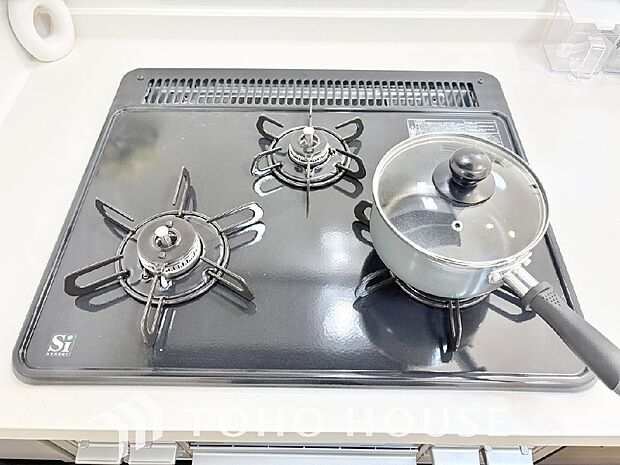 見た目に美しくインテリア性にも優れお掃除も簡単。3口コンロで忙しくても同時に調理で便利ですね。