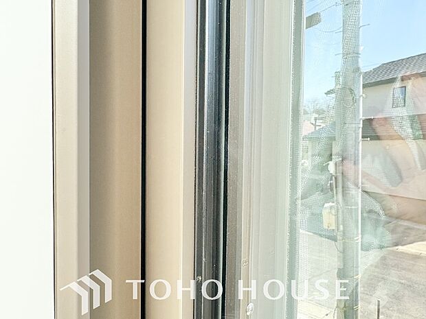 居室のサッシにはペアガラスを採用、高い断熱性による省エネと結露対策に有効です。