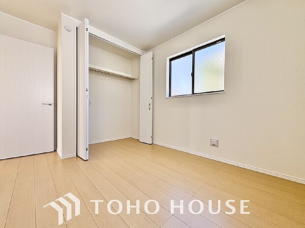 居室にはクローゼットを完備し、自由度の高い家具の配置が叶うシンプルな空間です。