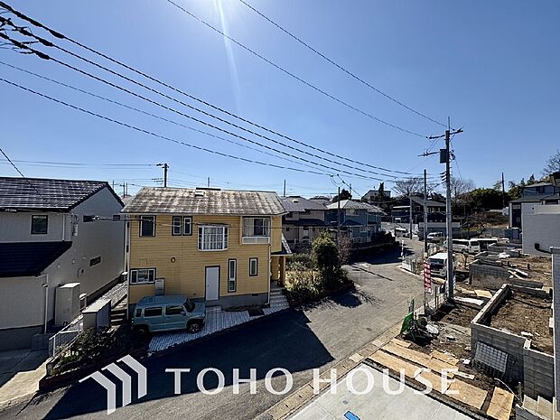 星空が地上に映りこむかのような夜景のきらめきまで、この街ならではの美しい風景の物語が室内に展開。