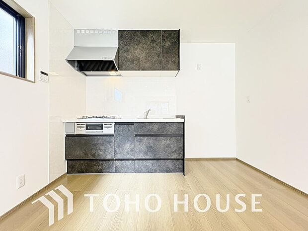 夫婦そろってキッチンに立っても調理がしやすく余裕の広さ。家事をしながら会話も弾みます。