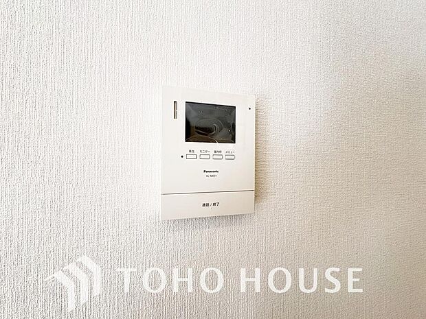 誰が来てもわかる様にモニター付きインターホンを設置。家事導線を考慮した個所に設置し、防犯性と利便性に優れ快適と安らぎを合わせた優しい設計。
