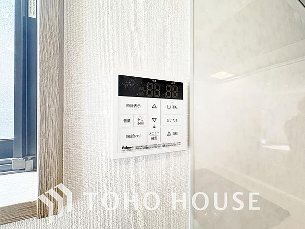 お風呂場と台所に操作リモコンがあり、キッチン近くにある給湯リモコンは、お料理の最中でもリビングで寛いでいるなかでもボタン一つで簡単に沸かせて便利ですね。