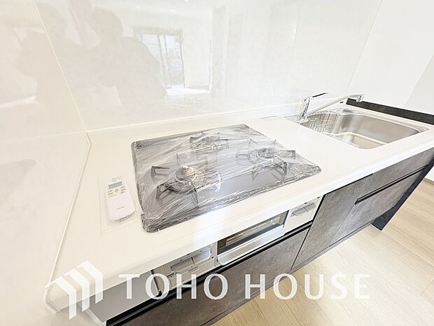 3口コンロは一度に複数のお料理を作ることができるメリットがあります。毎日のキッチンタイムを効率よく。