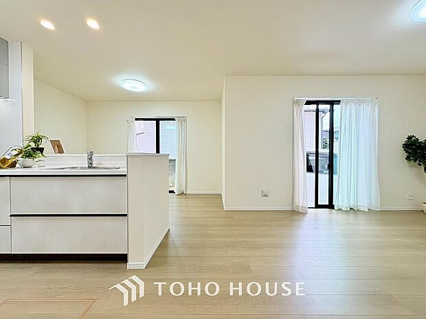 光が注がれる青い空から鮮やかに赤色にゆっくりと染まる。そんな優しい時間がここでは流れてゆく。