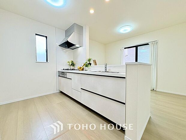 キッチンの収納は、デッドスペースになりやすい箇所を有効活用できる、スライド式収納を採用しました。