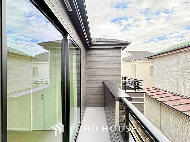 頬をなでる優しい風を感じることが出来るバルコニー。つい深呼吸をしたくなる気持ちの良い眺望です。