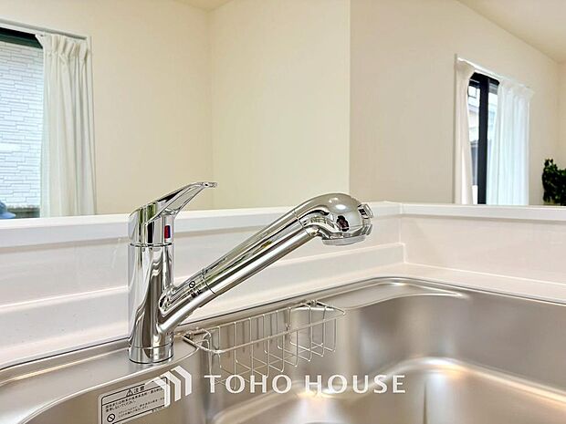 ワンタッチで浄水と原水を切り替えできる浄水器一体型水栓は水道水に含まれる有害物質を除去してくれます。