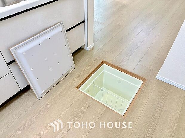 食品ストックや非常食・保存食の保管庫として活用できます。住まいの床下点検口としての役割もあります。