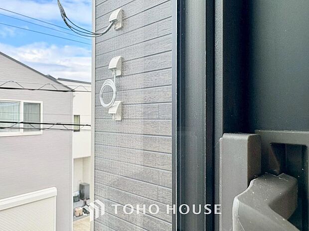 二層のガラスの間に空気層や特殊ガス層を作ることで断熱性能や結露防止効果を高めたサッシを装備してます。