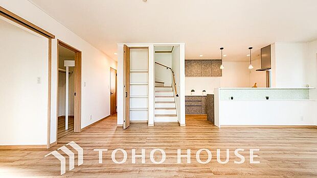 リビングも広く設け、訪れる人々を暖かく迎えてくれます。