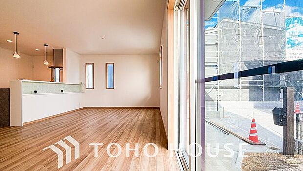 光が注がれる青い空から鮮やかに赤色にゆっくりと染まる。そんな優しい時間がここでは流れてゆく。