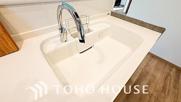 水栓に直接手を触れることなく吐水/止水の切り替えができる便利なタッチレス水栓が標準装備されています。