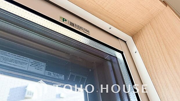 二層のガラスの間に空気層や特殊ガス層を作ることで断熱性能や結露防止効果を高めたサッシを装備してます。