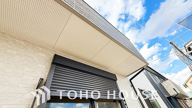 開閉時の音、膝や腰への負担、虫の入り込み、手が汚れる等々、一挙に解決する便利な電動シャッターを装備。