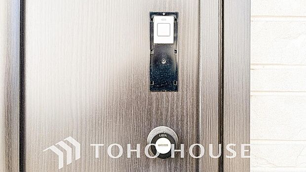 ICチップを用いたカードキー等で玄関扉の施錠＆解錠が出来る設備。最近は鍵穴の無いドアも増えてます。
