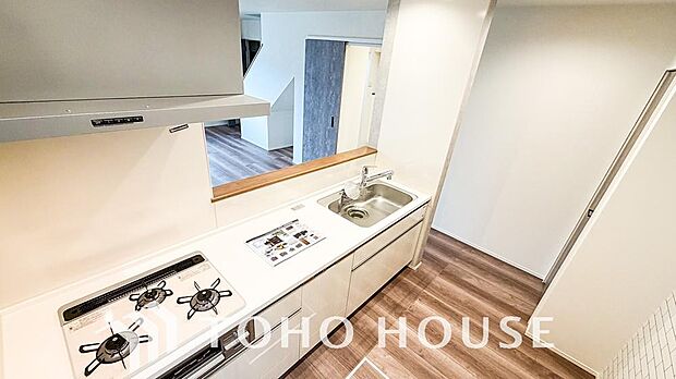 夫婦そろってキッチンに立っても調理がしやすく余裕の広さ。家事をしながら会話も弾みます。