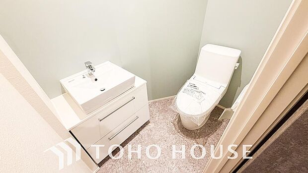 清潔な空間であって頂けますように、目に留まるだけではなく、汚れをふき取り易いフロアと壁紙をチョイス。