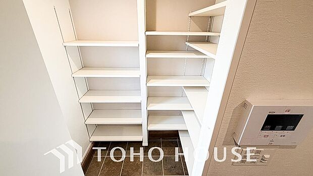 土足のまま入れるの玄関収納。ゴルフバックや部活&スポーツ用品、日常使いの傘なども収納できて便利です。