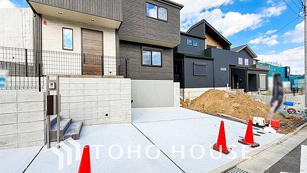 ゆったりとした駐車スペースを確保いたしましたので、大きめのお車でも駐車可能です。