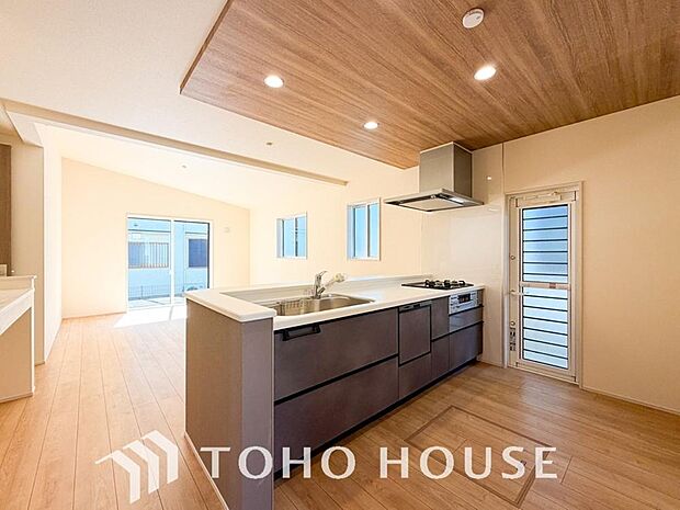 夫婦そろってキッチンに立っても調理がしやすく余裕の広さ。家事をしながら会話も弾みます。