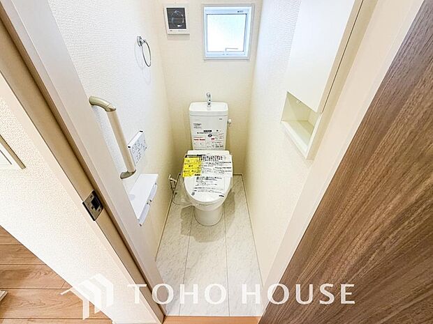 十分な広さと清潔感のあるカラーで纏まったおトイレ。時間に余裕とゆとりを持たせます。