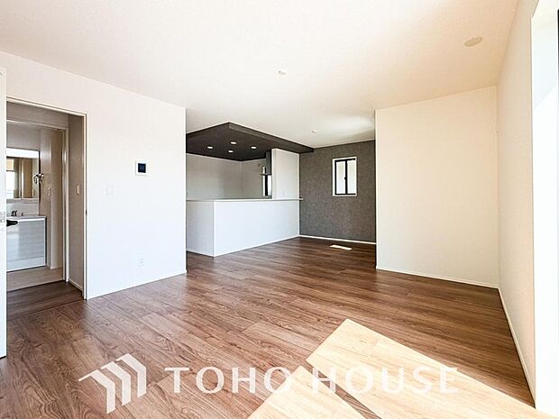 リビングも広く設け、訪れる人々を暖かく迎えてくれます。