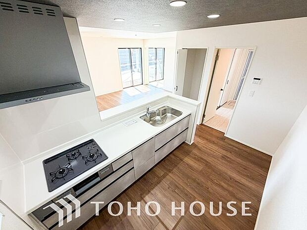 夫婦そろってキッチンに立っても調理がしやすく余裕の広さ。家事をしながら会話も弾みます。