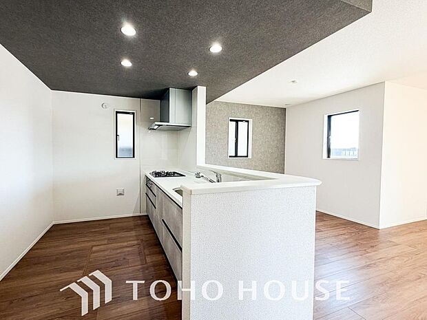 キッチンの収納は、デッドスペースになりやすい箇所を有効活用できる、スライド式収納を採用しました。