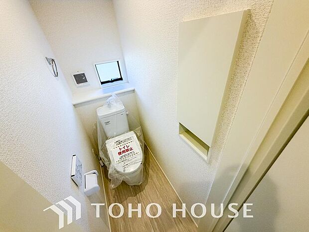 十分な広さと清潔感のあるカラーで纏まったおトイレ。時間に余裕とゆとりを持たせます。