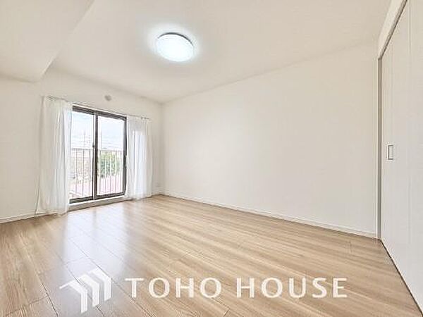 心地よい「光と風」が通り抜ける、心身ともに安らげる広々とした洋室です。主寝室に最適な設計で、大型のベッドやデスク、ドレッサーなどを並べて置いても十分なゆとりがあり、贅沢なプライベート時間を過ごせます。