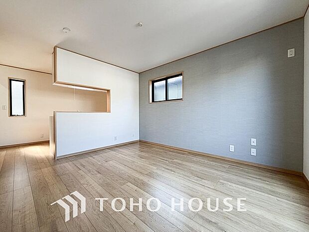 光が注がれる青い空から鮮やかに赤色にゆっくりと染まる。そんな優しい時間がここでは流れてゆく。