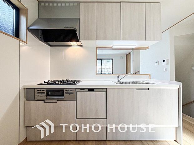 家族みんなでゆったりと調理や食事の準備ができる十分な広さを確保した、快適なキッチンスペース。