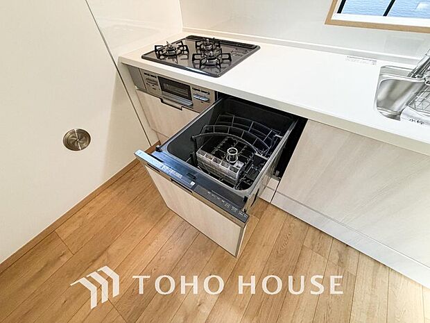 ビルトイン食器洗浄乾燥機付きのシステムキッチン。毎日の家事負担を軽減する嬉しい設備です。