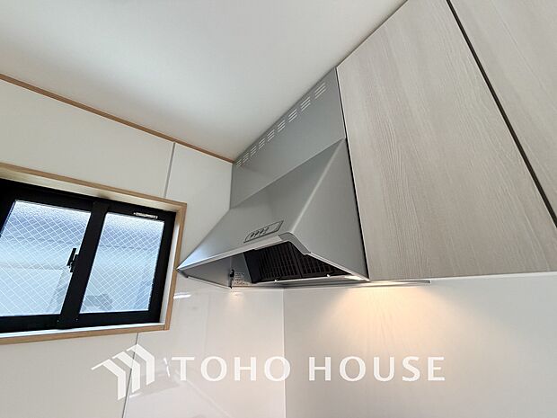 昨今主流のスリムタイプのレンジフード。スタイリッシュな見た目からインテリアとしても人気がある型です。