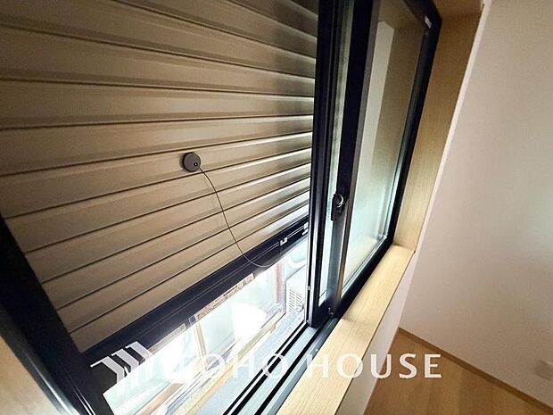 戸建にも防犯機能のシャッターを完備しております。寒い冬でも中から開閉が可能ですのでラクラクな所も便利です。