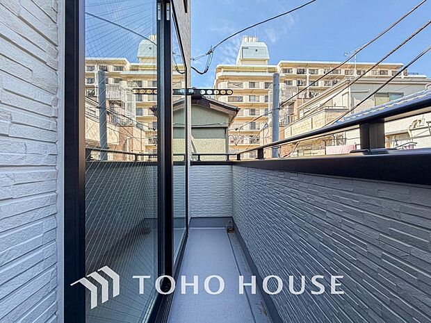 頬をなでる優しい風を感じることが出来るバルコニー。つい深呼吸をしたくなる気持ちの良い眺望です。