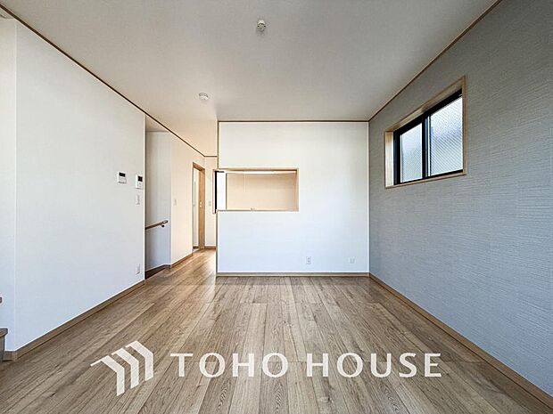 明るく穏やかな空気の中で飲んだり、食べたり、笑ったり。一日の中で多くの時間を過すことになるリビング。