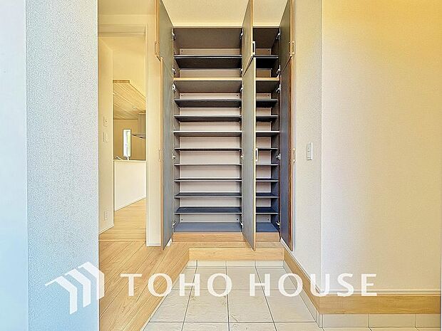 広々とした玄関スペースは何かと重宝します。ベビーカーも楽々置けるゆったりスペースが魅力です。