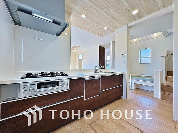 広々キッチンを採用。みんなで作った料理を召し上がりながらの会話は、どのような物になるのでしょうか。