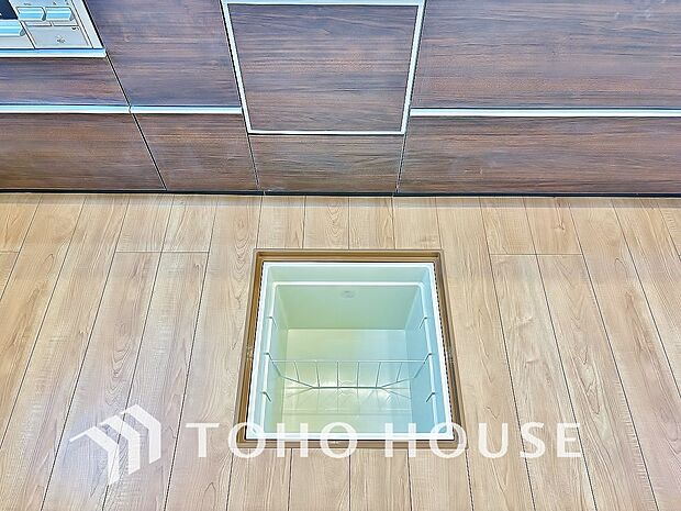 床下収納の場合は使っていない空間を有効利用するので、キッチンを狭くすることなく収納場所を増やせます。